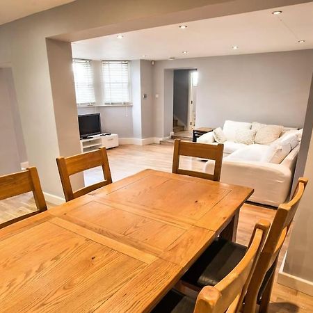 Charming Apartment In Deal Near The Beach & Town Bagian luar foto