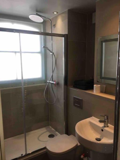 Charming Apartment In Deal Near The Beach & Town Bagian luar foto