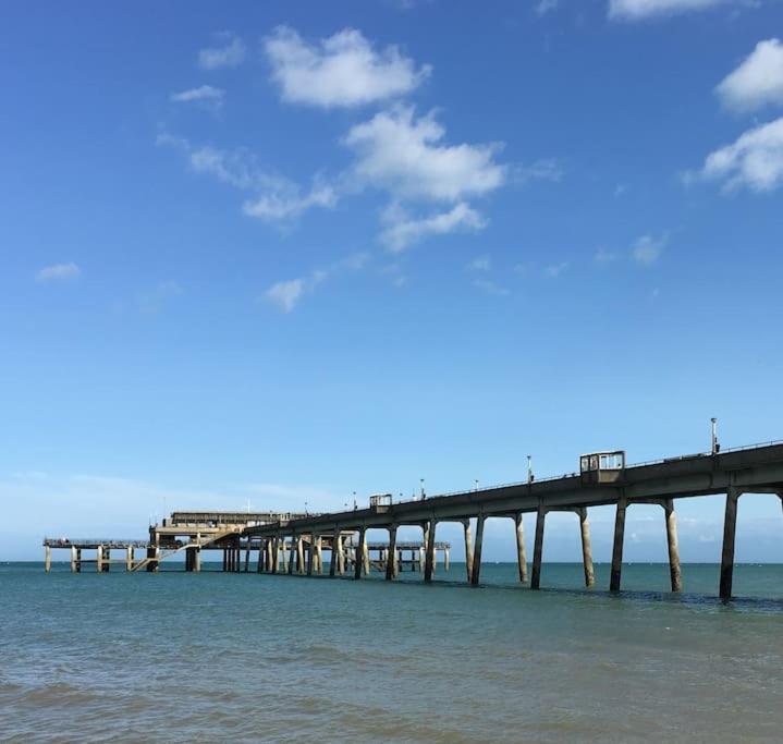 Charming Apartment In Deal Near The Beach & Town Bagian luar foto
