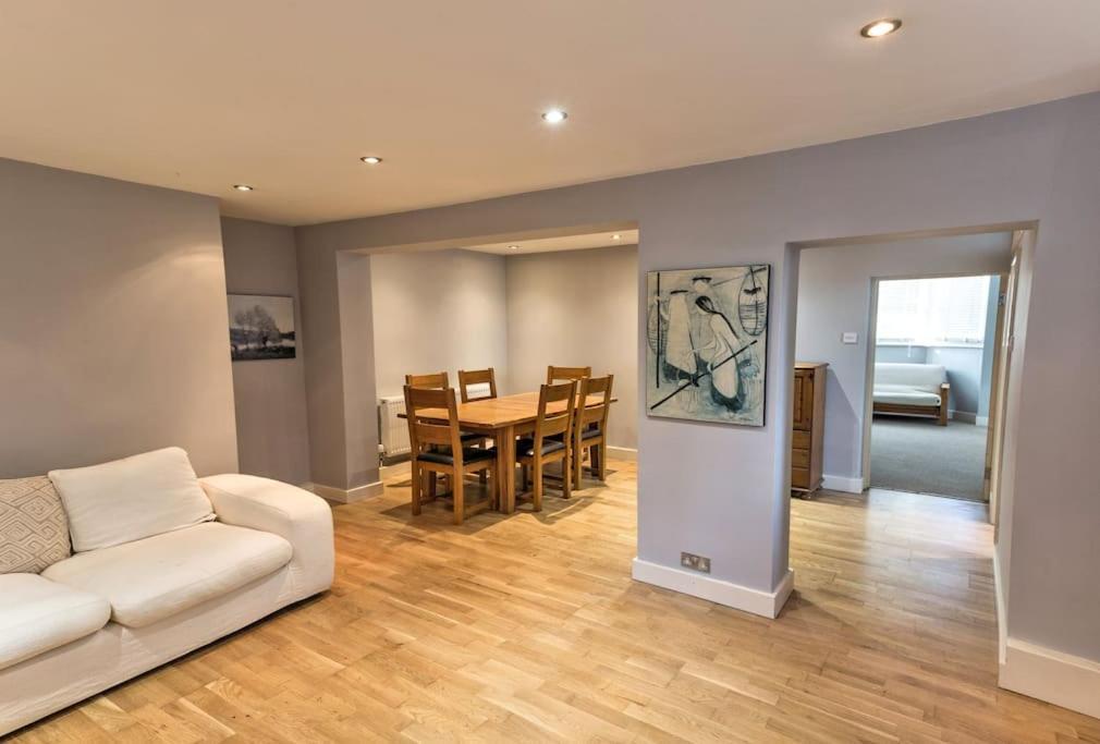 Charming Apartment In Deal Near The Beach & Town Bagian luar foto