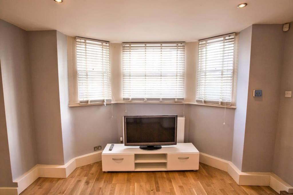 Charming Apartment In Deal Near The Beach & Town Bagian luar foto
