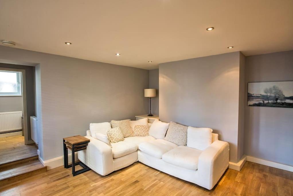 Charming Apartment In Deal Near The Beach & Town Bagian luar foto