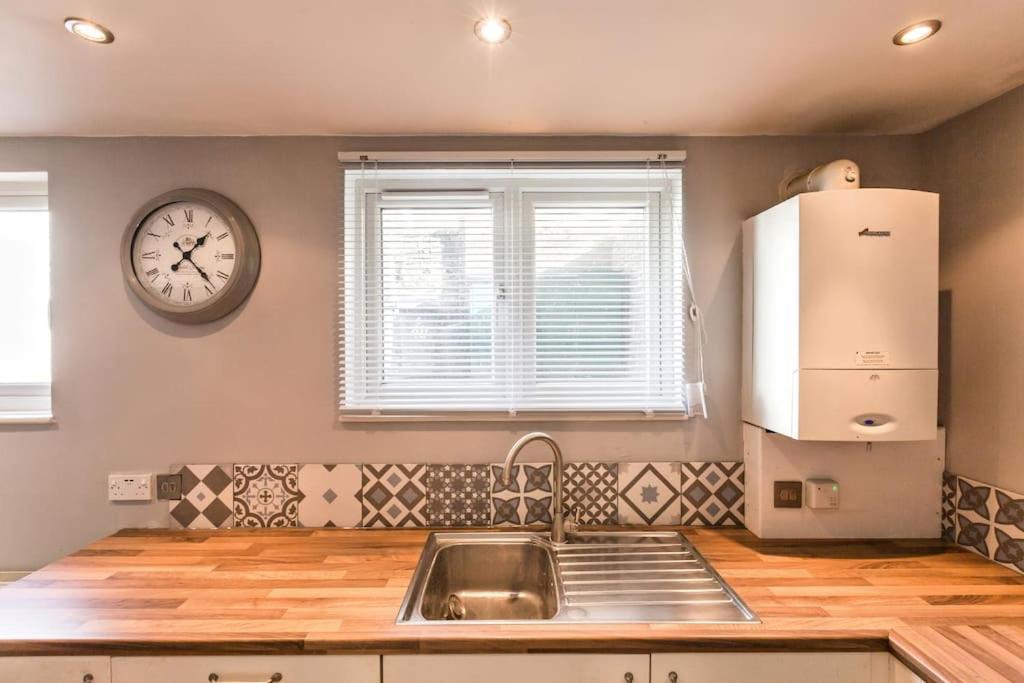 Charming Apartment In Deal Near The Beach & Town Bagian luar foto