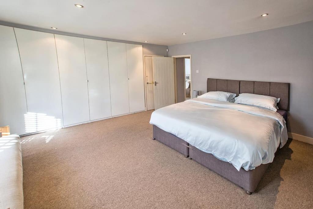 Charming Apartment In Deal Near The Beach & Town Bagian luar foto