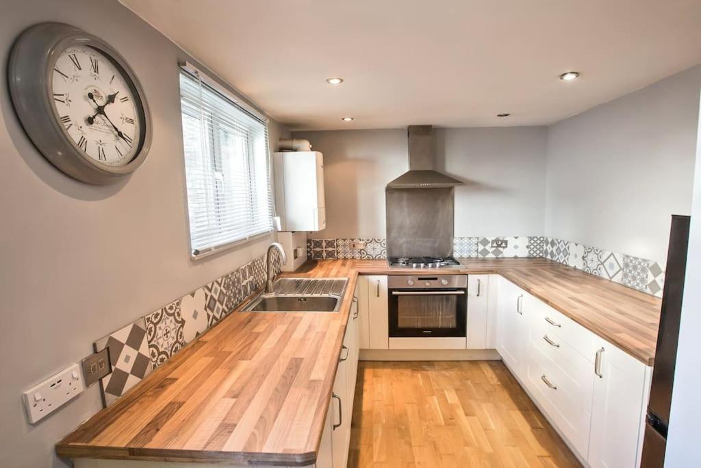 Charming Apartment In Deal Near The Beach & Town Bagian luar foto