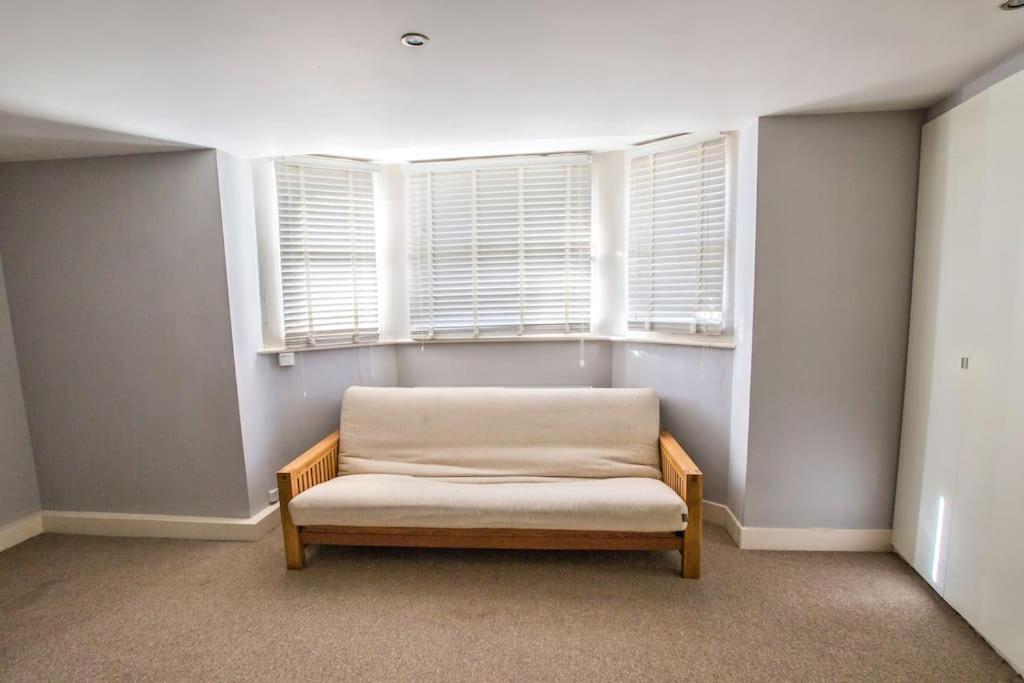 Charming Apartment In Deal Near The Beach & Town Bagian luar foto