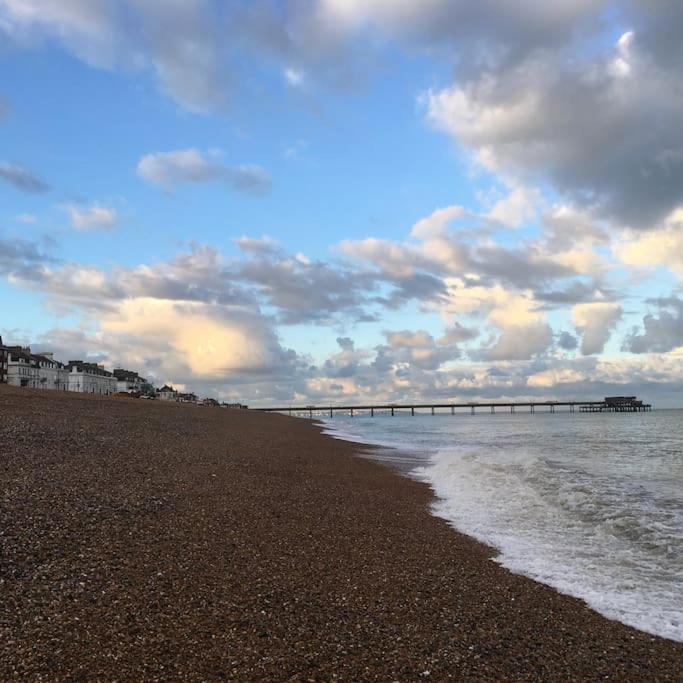 Charming Apartment In Deal Near The Beach & Town Bagian luar foto