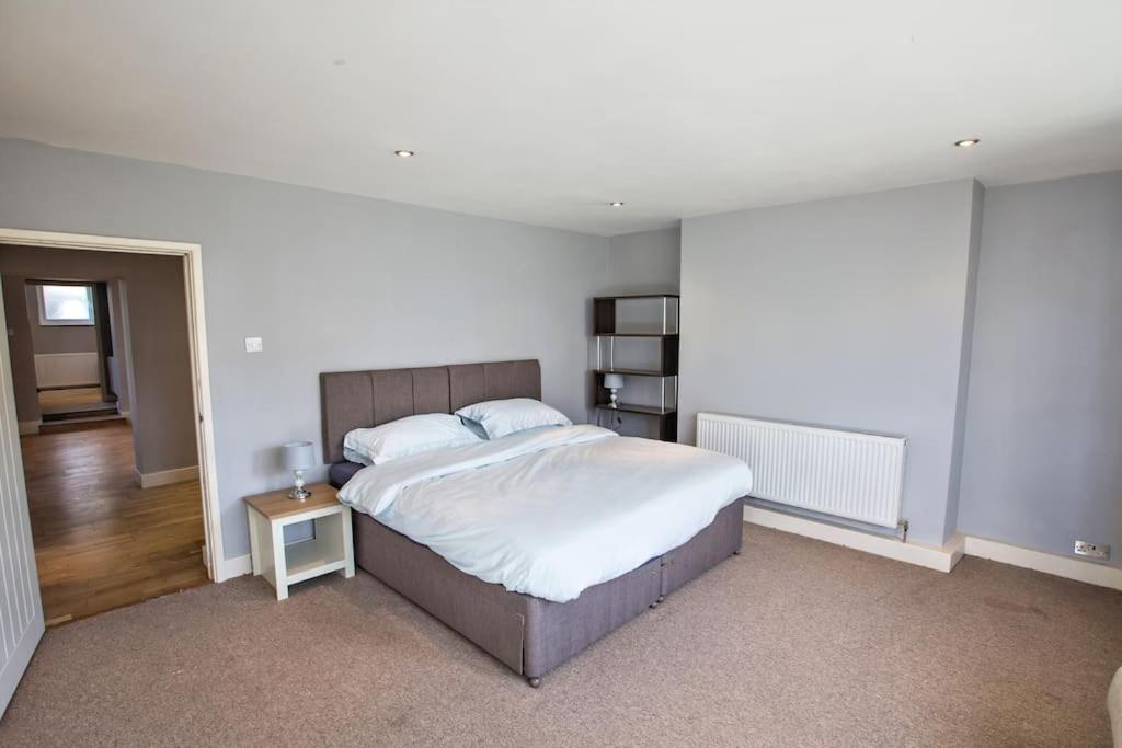 Charming Apartment In Deal Near The Beach & Town Bagian luar foto